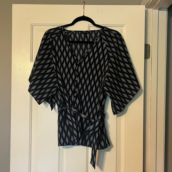 NWOT banana republic top blouse small geometric navy white tie vneck slit sleeve - Picture 9 of 9